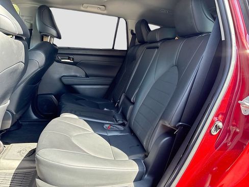 Used 2022 Toyota Highlander XLE image 24
