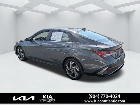 Used 2025 Hyundai Elantra Limited image 5