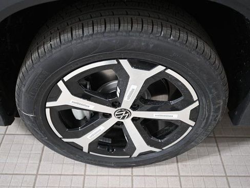 New 2026 Volkswagen Tiguan SE AWD/4WD image 17