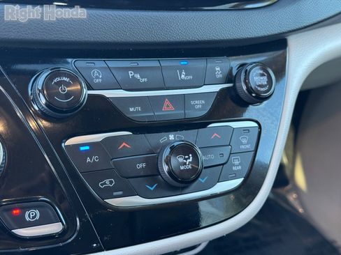 Used 2024 Chrysler Pacifica Touring-L image 29