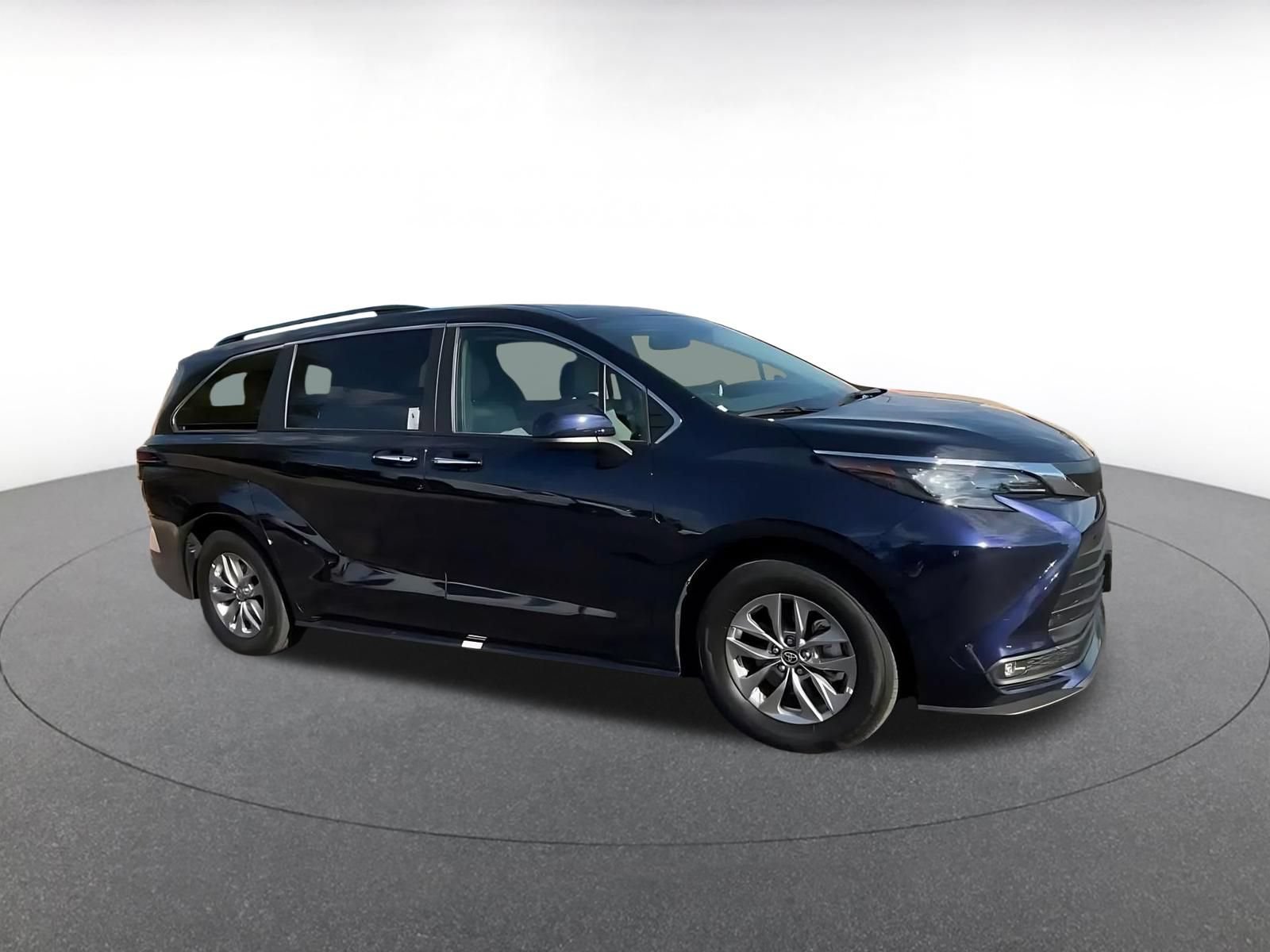 Used 2025 Toyota Sienna XLE FWD image 2