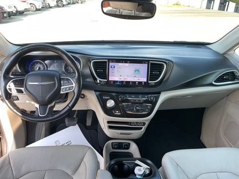 Used 2021 Chrysler Pacifica Touring-L FWD image 22