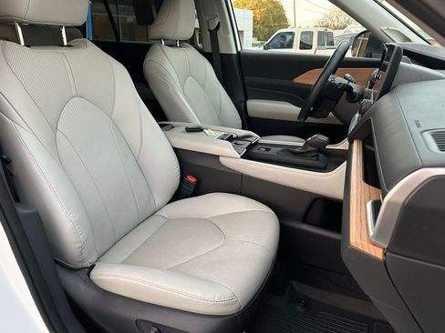 Used 2024 Toyota Grand Highlander AWD Hybrid image 18