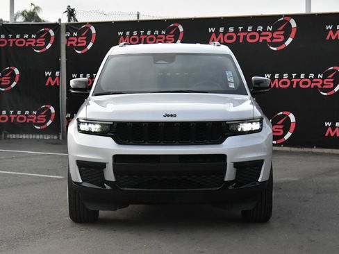 Used 2024 Jeep Grand Cherokee L Laredo image 2