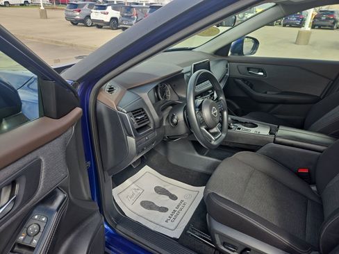 Used 2023 Nissan Rogue SV image 16