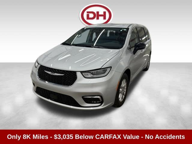 Used 2024 Chrysler Pacifica Touring-L FWD image 7