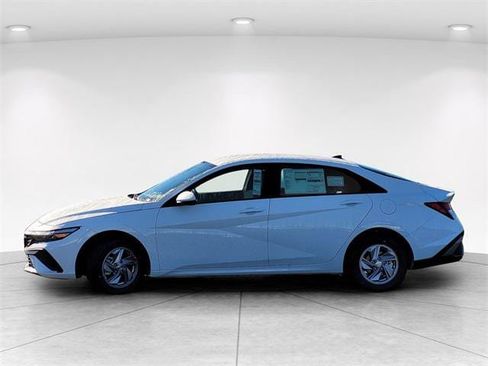 New 2026 Hyundai Elantra SE image 7