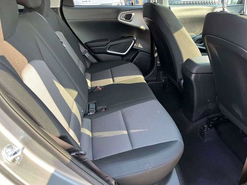 Used 2025 Kia Soul LX w/ LX Technology Package FWD image 9