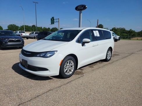 Used 2023 Chrysler Voyager LX FWD image 17