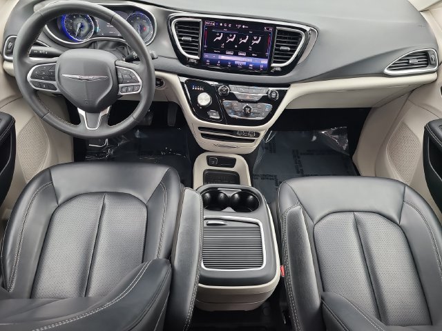 Used 2023 Chrysler Pacifica Touring-L FWD image 16