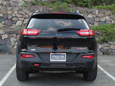 Used 2018 Jeep Cherokee Trailhawk image 8