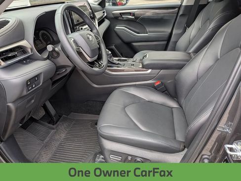 Used 2025 Toyota Highlander Limited FWD image 16