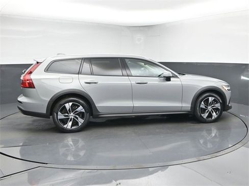 Used 2024 Volvo V60 B5 Cross Country Plus image 8