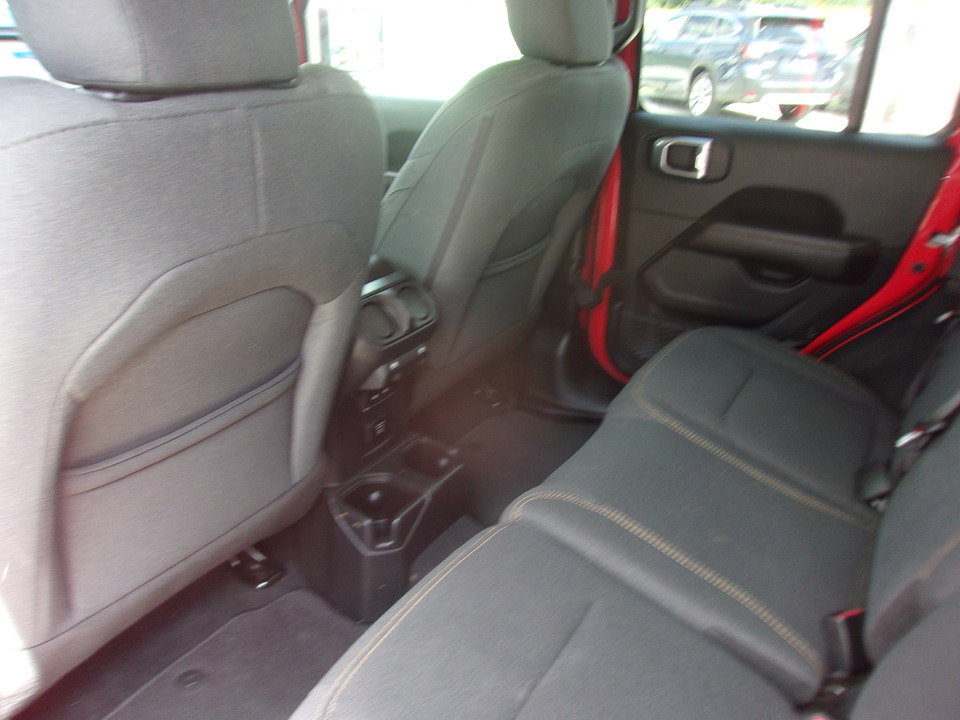Used 2025 Jeep Wrangler Unlimited Sahara AWD/4WD image 17