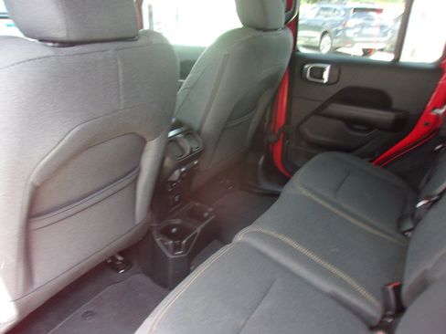 Used 2025 Jeep Wrangler Unlimited Sahara AWD/4WD image 17