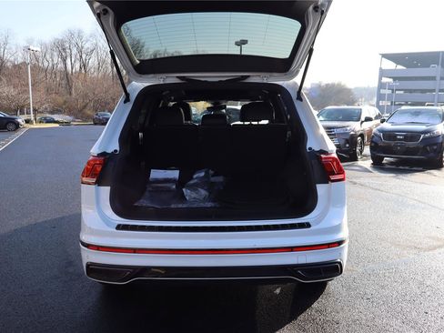 Used 2023 Volkswagen Tiguan SE R-Line image 5