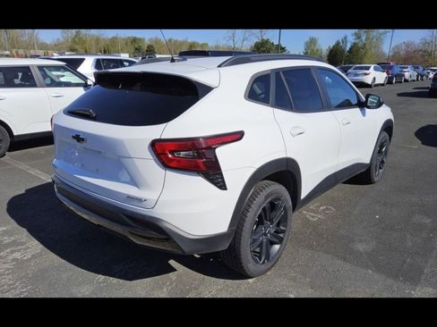 Used 2024 Chevrolet Trax ACTIV w/ Sunroof Package image 2