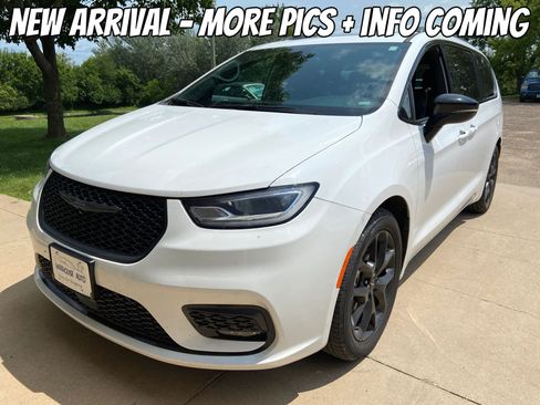 Used 2025 Chrysler Pacifica Limited FWD image 1