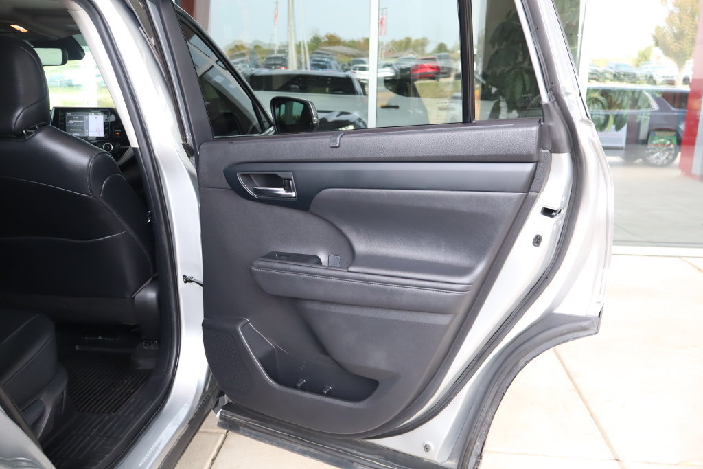 Used 2020 Toyota Highlander XLE AWD/4WD image 35