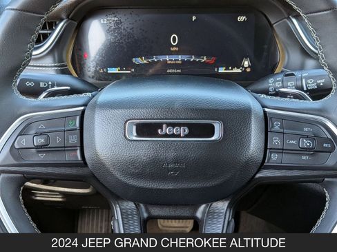 Used 2024 Jeep Grand Cherokee Altitude image 13