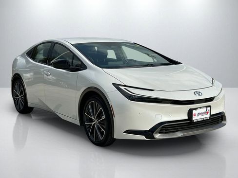 Used 2025 Toyota Prius XLE image 3