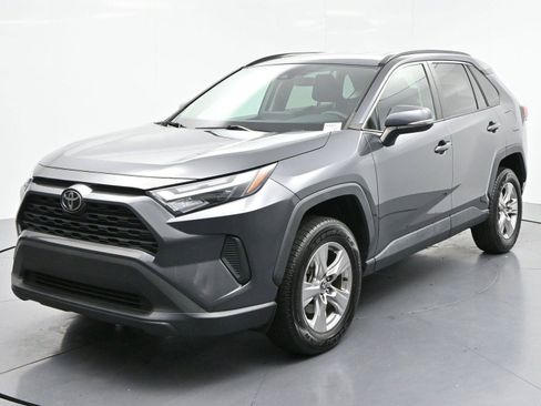 Used 2022 Toyota RAV4 XLE AWD/4WD image 3