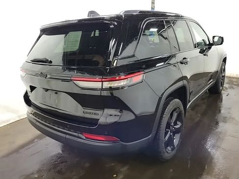 Used 2023 Jeep Grand Cherokee Limited w/ Black Appearance Package AWD/4WD image 6