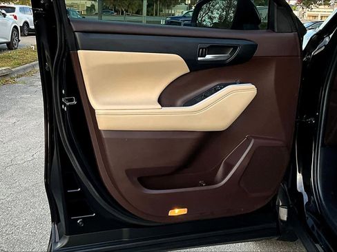 Used 2020 Toyota Highlander XLE image 25