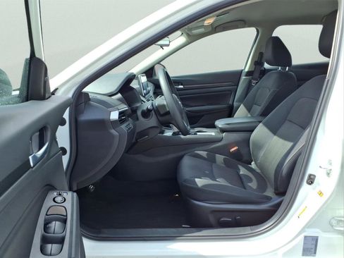 Used 2025 Nissan Altima 2.5 SV FWD image 15