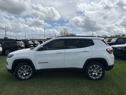 Used 2023 Jeep Compass Latitude AWD/4WD image 16
