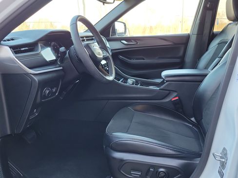 Used 2024 Jeep Grand Cherokee Altitude image 8