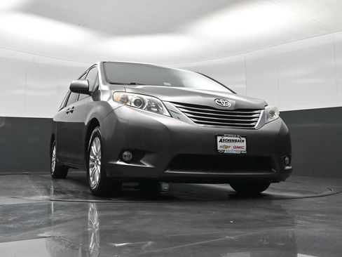 Used 2015 Toyota Sienna XLE image 24