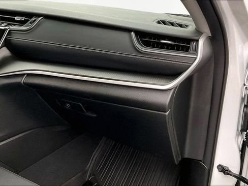 Used 2023 Jeep Grand Cherokee Laredo X image 18