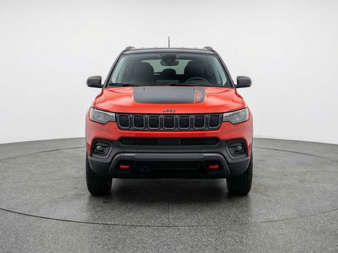 Used 2025 Jeep Compass Trailhawk AWD/4WD image 2