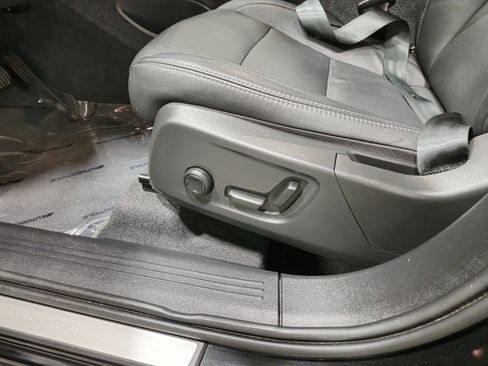 Used 2024 Volvo XC40 B5 Core image 26