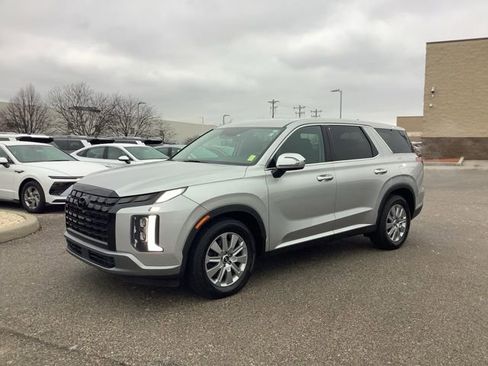 Used 2023 Hyundai Palisade SE image 1