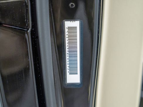 Used 2024 Bentley Bentayga Extended Wheelbase image 19