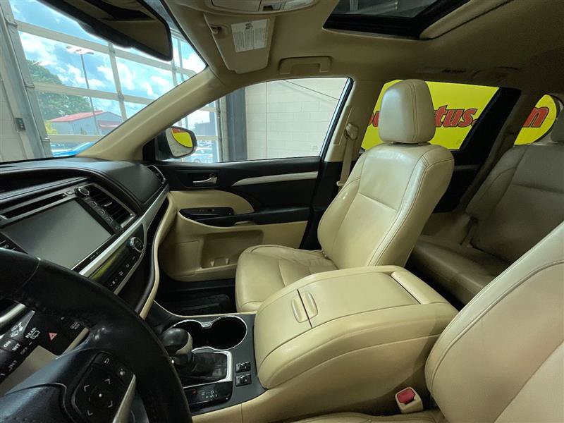 Used 2015 Toyota Highlander XLE FWD image 12