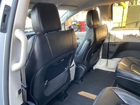 Used 2024 Chrysler Pacifica Limited FWD image 14