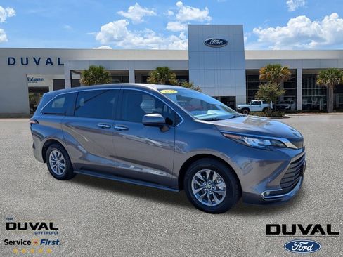 Used 2022 Toyota Sienna XLE image 1