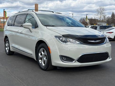 Used 2017 Chrysler Pacifica Touring-L Plus image 2
