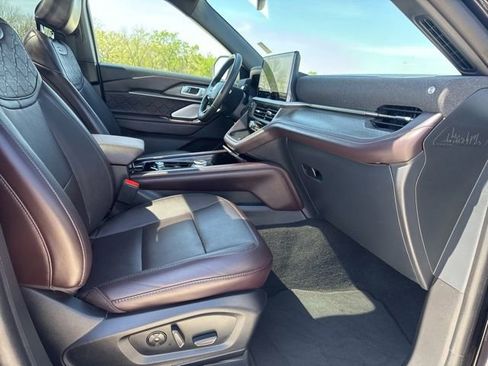 Used 2025 Ford Explorer Platinum w/ LUX Leather Package image 21