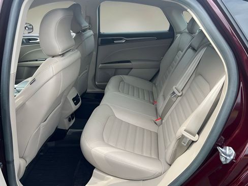 Used 2018 Ford Fusion SE w/ Equipment Group 602A FWD image 12