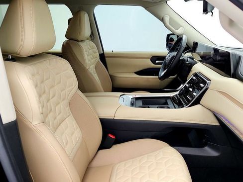 Used 2025 Nissan Armada Platinum AWD/4WD image 25