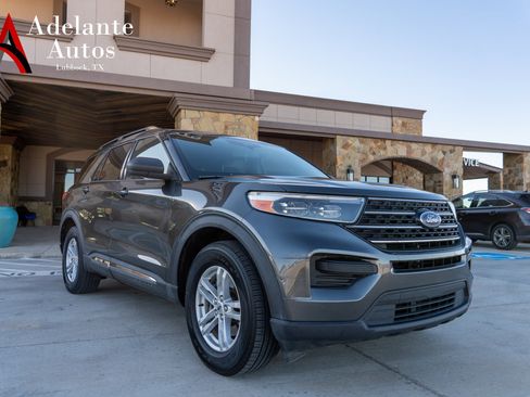 Used 2020 Ford Explorer XLT image 2