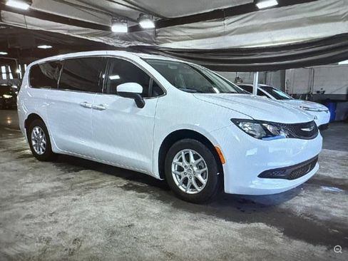 Used 2022 Chrysler Voyager LX FWD image 4