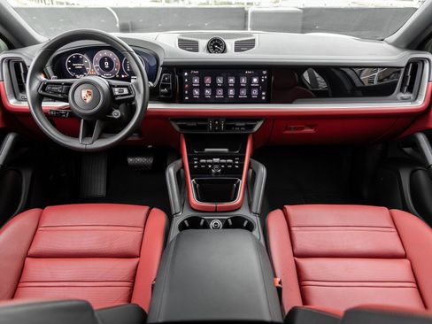 Certified 2025 Porsche Cayenne Coupe image 13