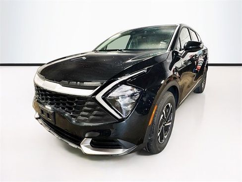 Used 2023 Kia Sportage LX image 3