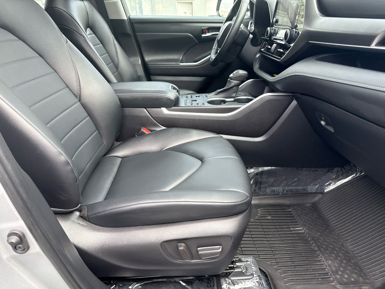 Used 2024 Toyota Highlander XLE AWD/4WD image 12
