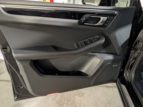 Used 2025 Porsche Macan image 26